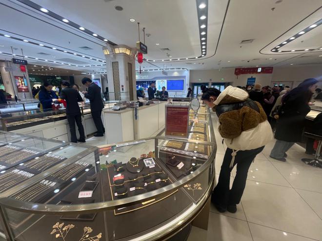 关注 新年黄金市场消费热凯发k8入口打折促销引(图3)